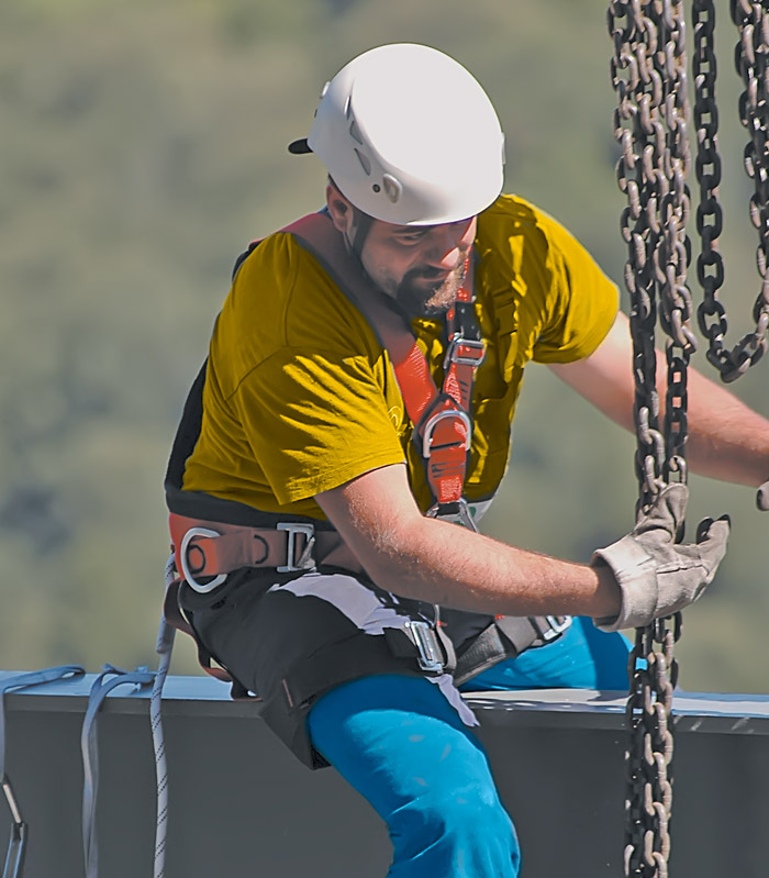 Dotaalturas, venta de equipos para seguridad en alturas: cascos, arneses, cuerdas, mosquetones, poleas, multianclajes según resoluciones nacionales e internacionales en Bogotá.