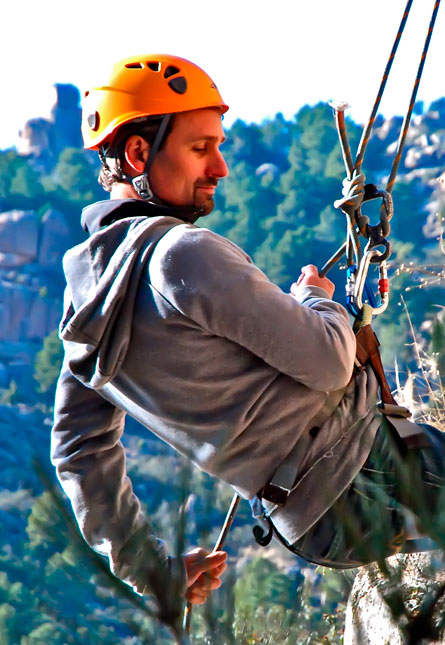 Venta de equipos para actividades outdoor: arneses pélvicos deportivos, cascos de escalada deportivos, carpas, aislantes térmicos, estufas ecológicas, marmitas, morrales para montañismo en Bogotá